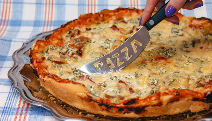 Savoir choisir ses couteaux à pizza : lame, manche, couteau pro